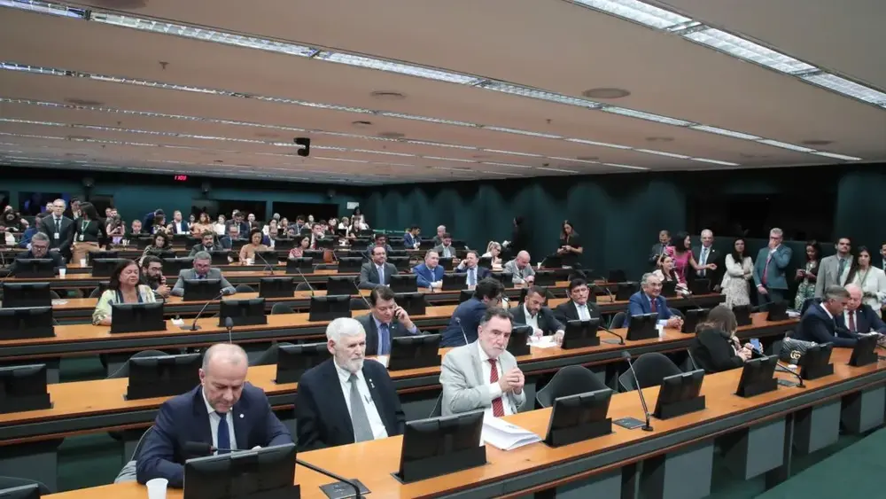 Câmara aprova fim de punição que aposentou 3 magistrados em MS