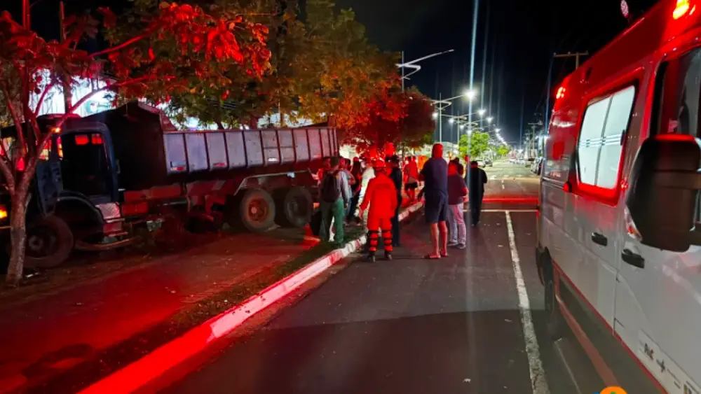 Caminhão desgovernado atinge três carros e fere dois em Coxim