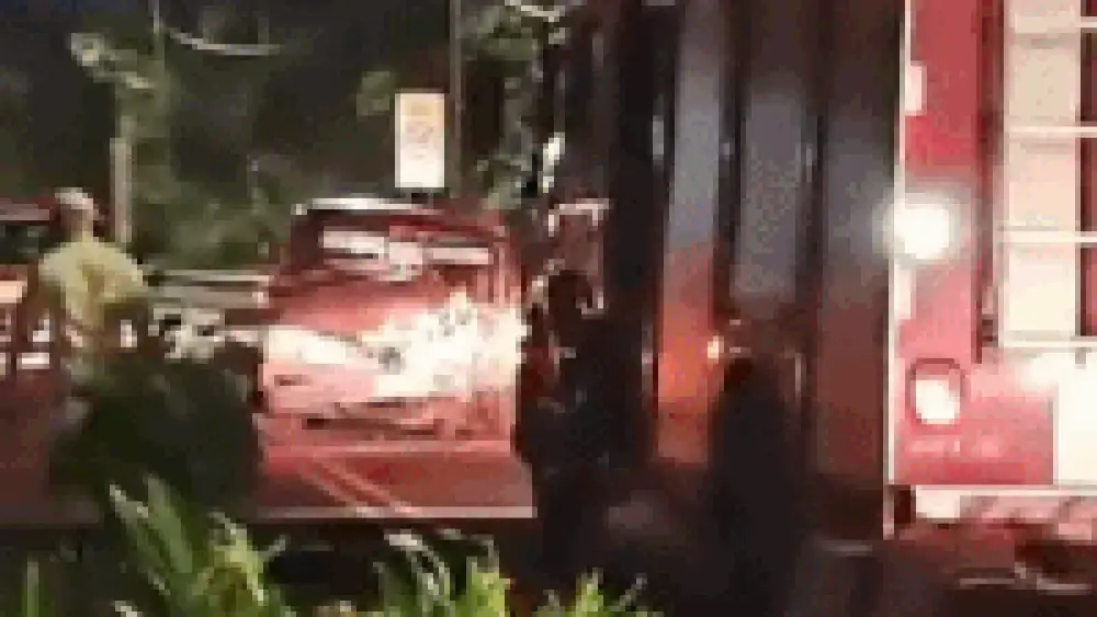 Caminhão tomba após acidente com F-1000 e interdita avenida em Campo Grande