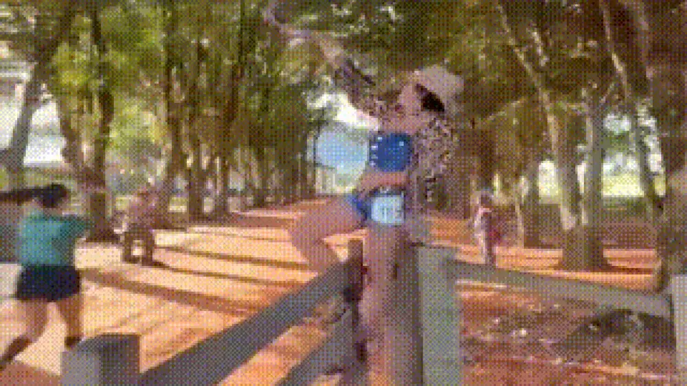Com berrante e look de onça, Tanikyta é sensação das corridas
