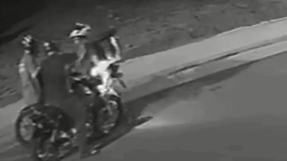 Dupla armada rouba moto e capacete de entregador em Campo Grande