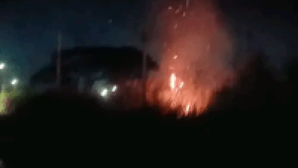 Fumaça de incêndio em terreno baldio encobre bairro em Campo Grande