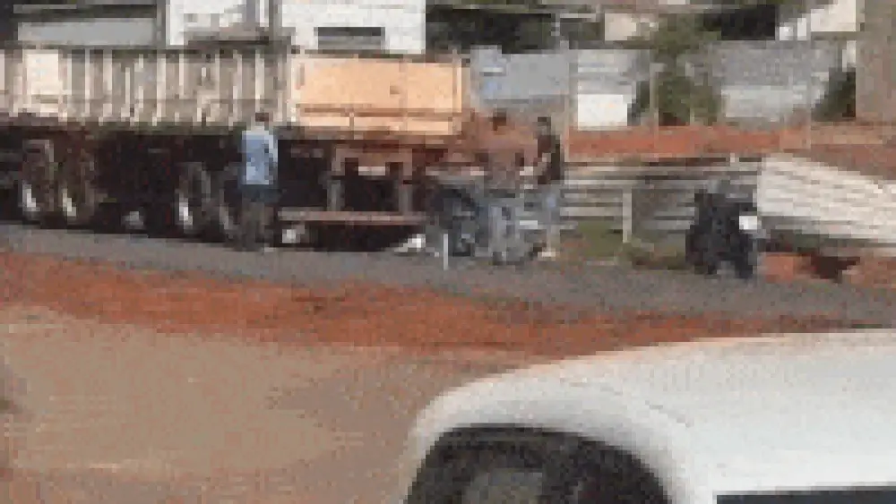 Homem foge da polícia e se esconde embaixo de caminhão em MS