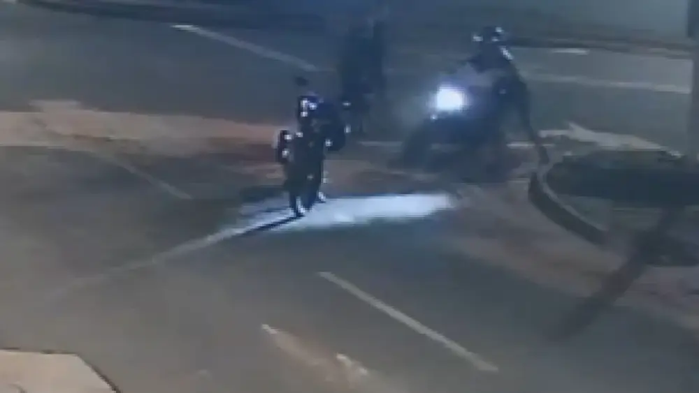 Jovem tem moto furtada por dupla que o cercou em rua das Moreninhas
