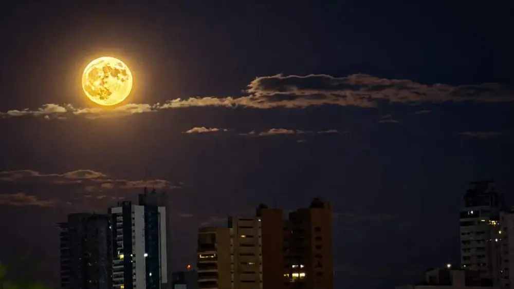 Lua dos Veados: veja imagens do fenômeno alaranjado em MS