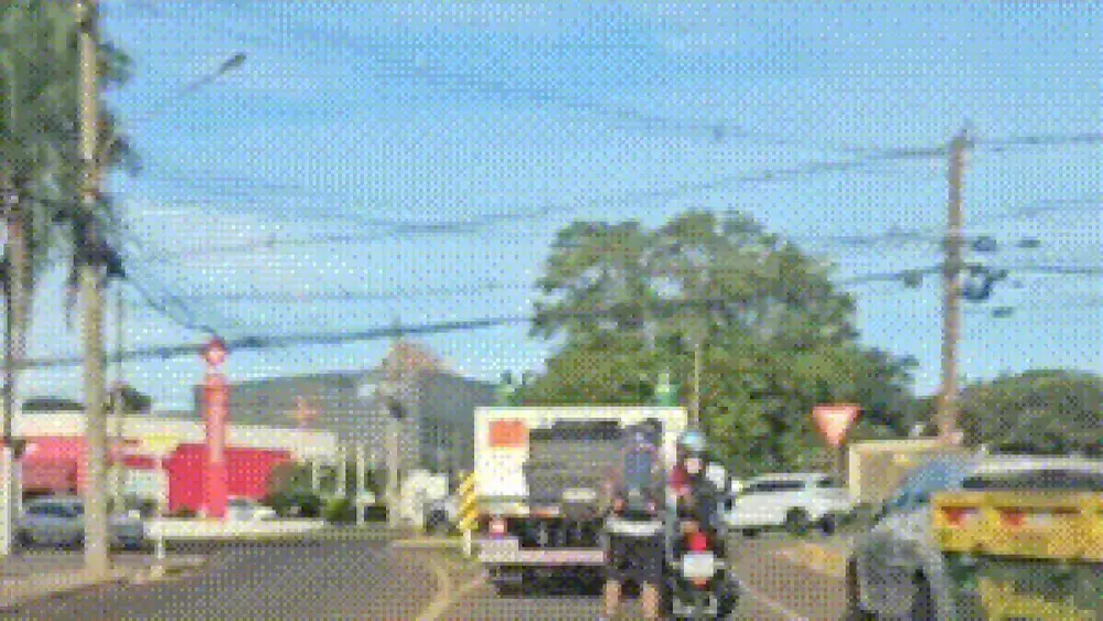 Motociclista é flagrado “rebocando” jovem de patins em Campo Grande