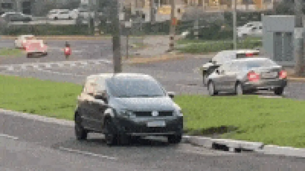 Motorista estaciona no canteiro central e viraliza em Campo Grande