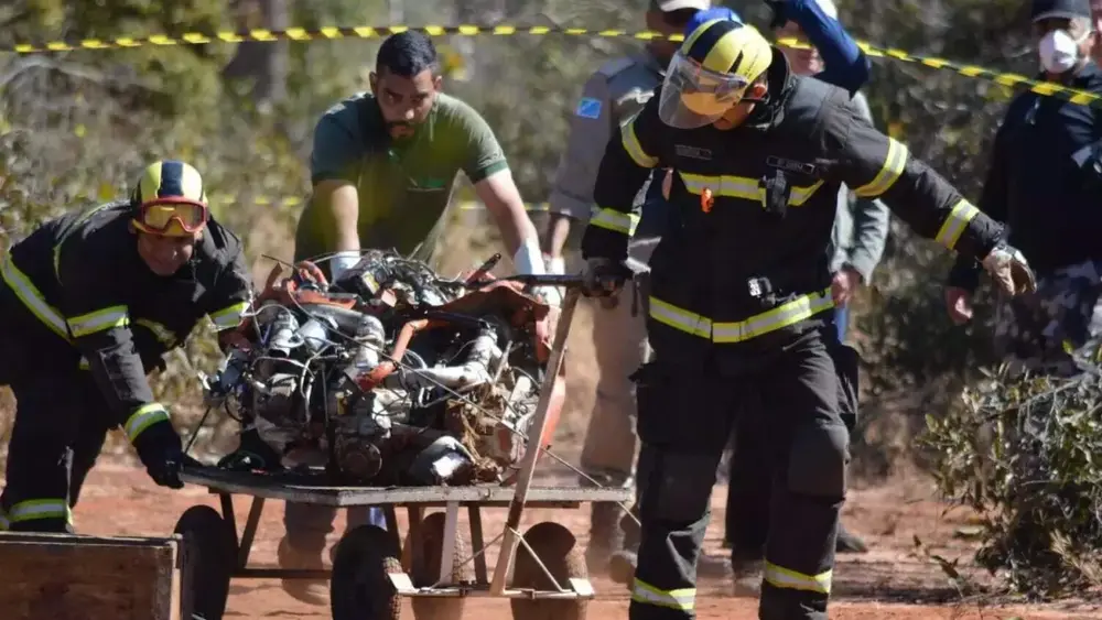 Polícia investiga se avião decolou com vento de cauda antes de cair