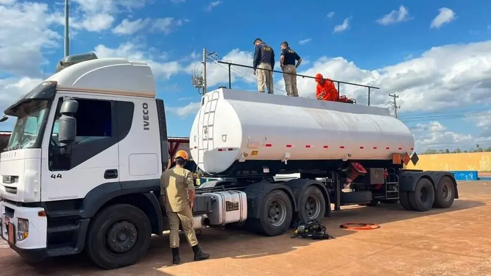 PRF abre fundo falso em caminhão-tanque, mas não encontra drogas