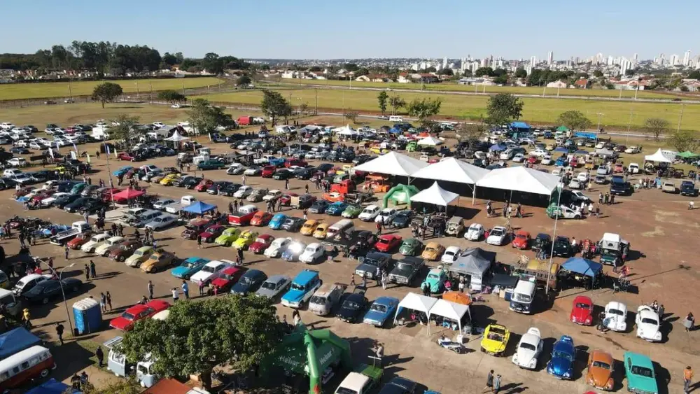 Retrocar MS: centenas de carros antigos ocupam a Praça do Papa