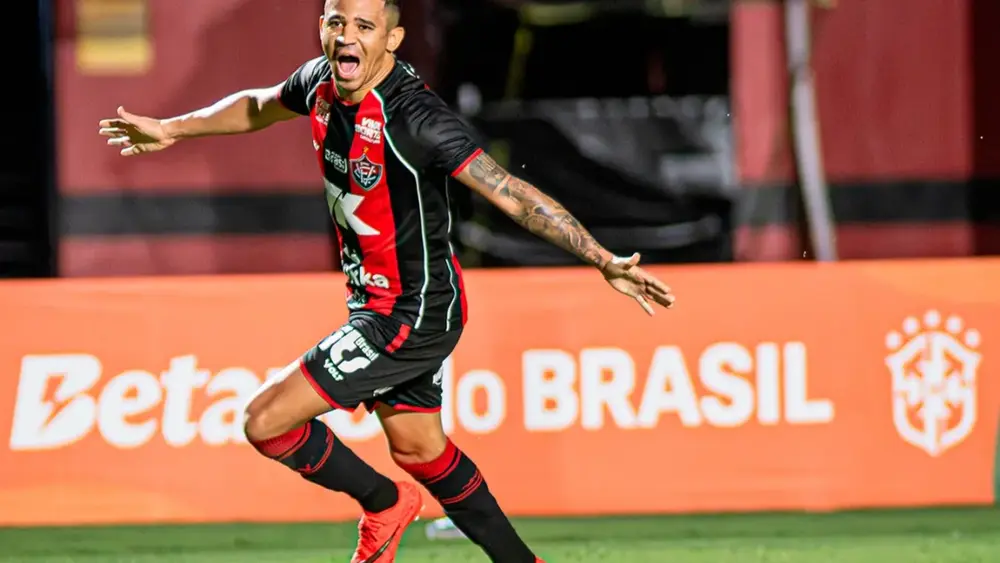 Vitória goleia Athletico-PR por 4 a 0 e vai às quartas da Copa do Brasil