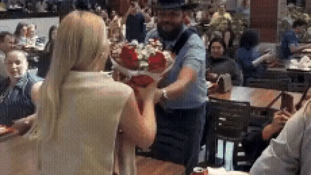 Zé Barba faz serenata surpresa para esposa em shopping