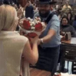 Zé Barba faz serenata surpresa para esposa em shopping