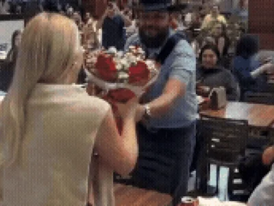 Zé Barba faz serenata surpresa para esposa em shopping