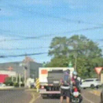 Motociclista é flagrado “rebocando” jovem de patins em Campo Grande