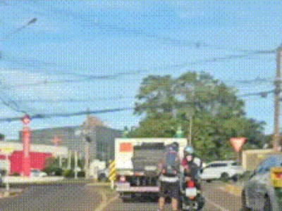 Motociclista é flagrado “rebocando” jovem de patins em Campo Grande