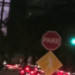 Falha em semáforo coloca dois sinais verdes ao mesmo tempo em Campo Grande