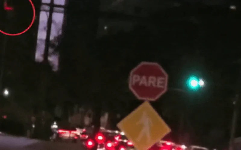 Falha em semáforo coloca dois sinais verdes ao mesmo tempo em Campo Grande