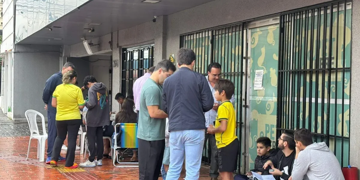 Nem chuva e jogo do Brasil param crianças na troca de figurinhas