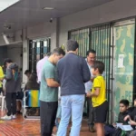 Nem chuva e jogo do Brasil param crianças na troca de figurinhas