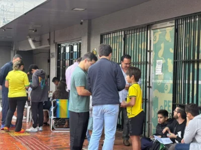 Nem chuva e jogo do Brasil param crianças na troca de figurinhas