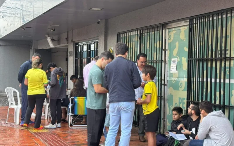 Nem chuva e jogo do Brasil param crianças na troca de figurinhas
